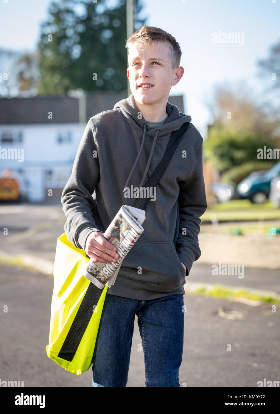 Paperboy la livraison de journaux sur son papier autour dans le Hampshire, au Royaume-Uni Banque D'Images