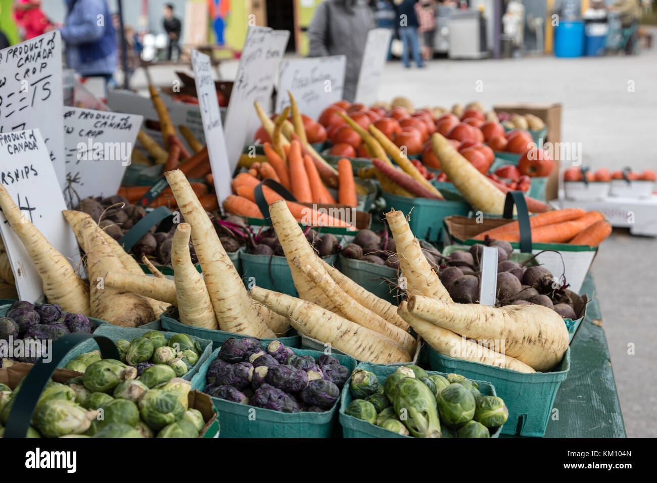 Produire y compris les carottes, panais, table à un marché de producteurs. Banque D'Images