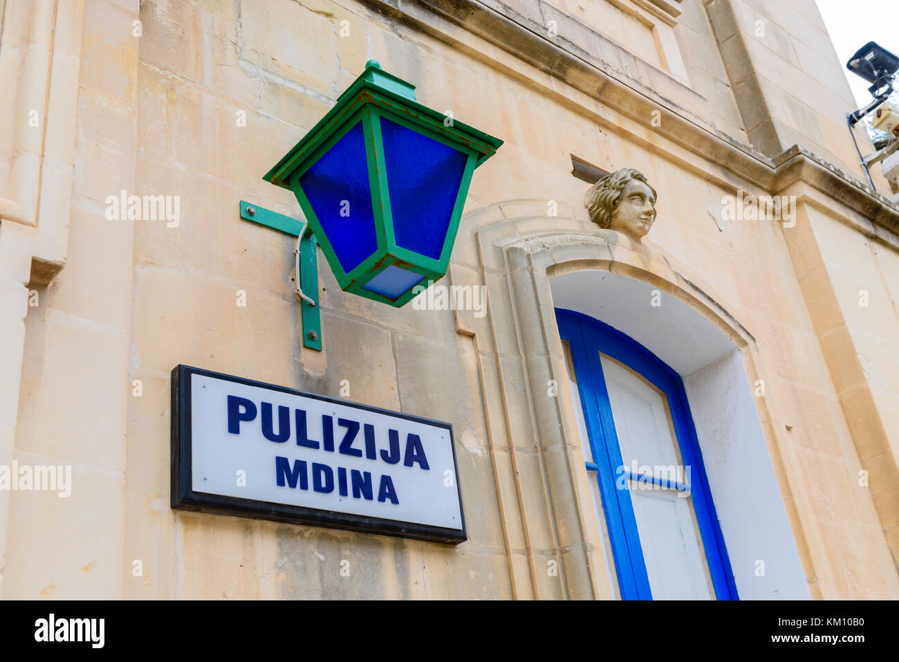 Police (pulizija) et la station de police bleu lumière dans la ville fortifiée de Mdina, Malte Banque D'Images