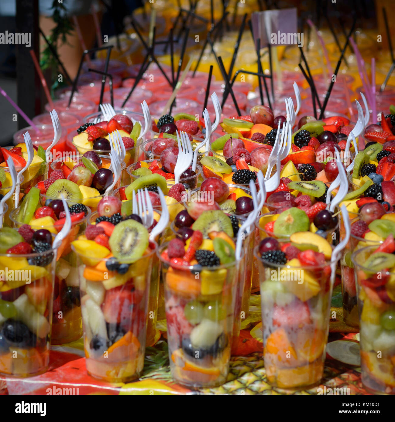 À emporter, des salades de fruits en vente sur un marché à Londres. Format carré. Banque D'Images