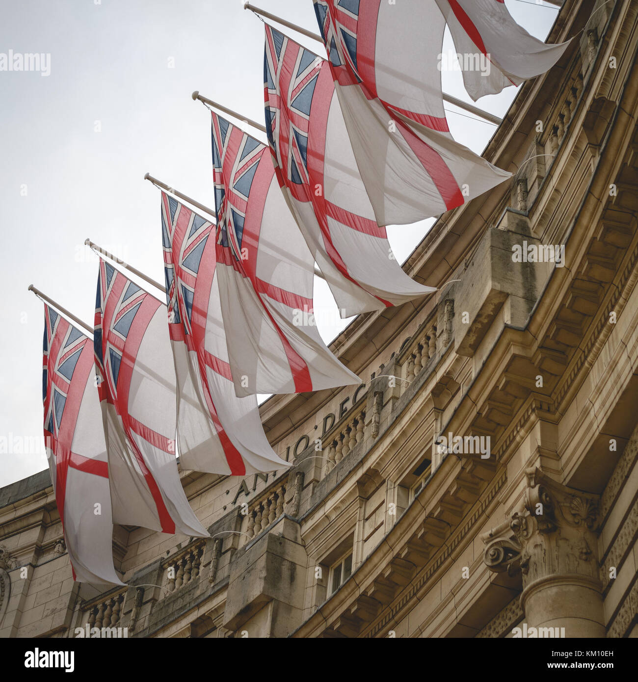 St George's les drapeaux sur l'Admiralty Arch à Londres (UK). Juillet 2017. Format carré. Banque D'Images