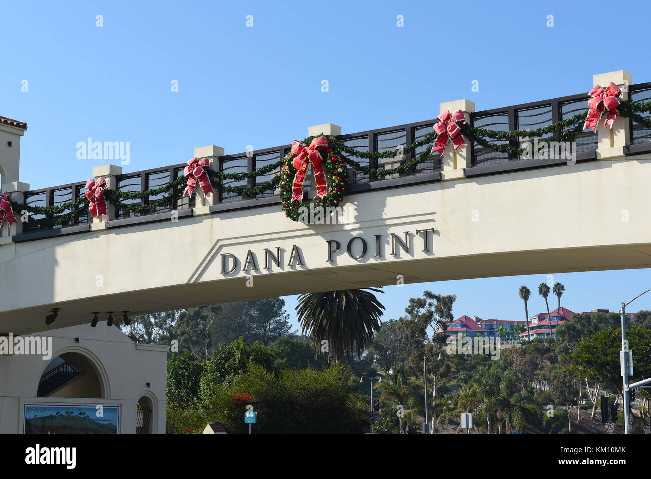 Dana Point, ca - Dec 1, 2017 : passerelle au-dessus de Pacific Coast Highway. Le pont prend des gens sur la route très fréquentée de Doheny State Beach. Banque D'Images