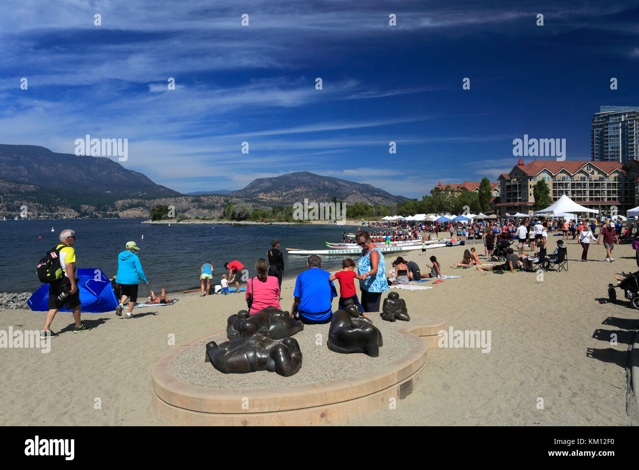 Vue d'été de la plage à la baie de remorqueur, Waterfront Park, centre-ville de Kelowna, région de l'Okanagan, Colombie-Britannique, Canada Banque D'Images Vue d'été de la plage à la baie de remorqueur, Waterfront Park, centre-ville de Kelowna, région de l'Okanagan, Colombie-Britannique, Canada Banque D'Images