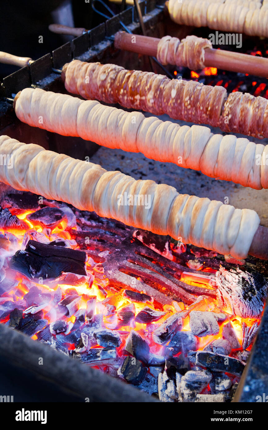 Cheminée appelée trdelnik ou trdlo, marché de noël, place Venceslas, Vieille ville, Prague, République Tchèque Banque D'Images