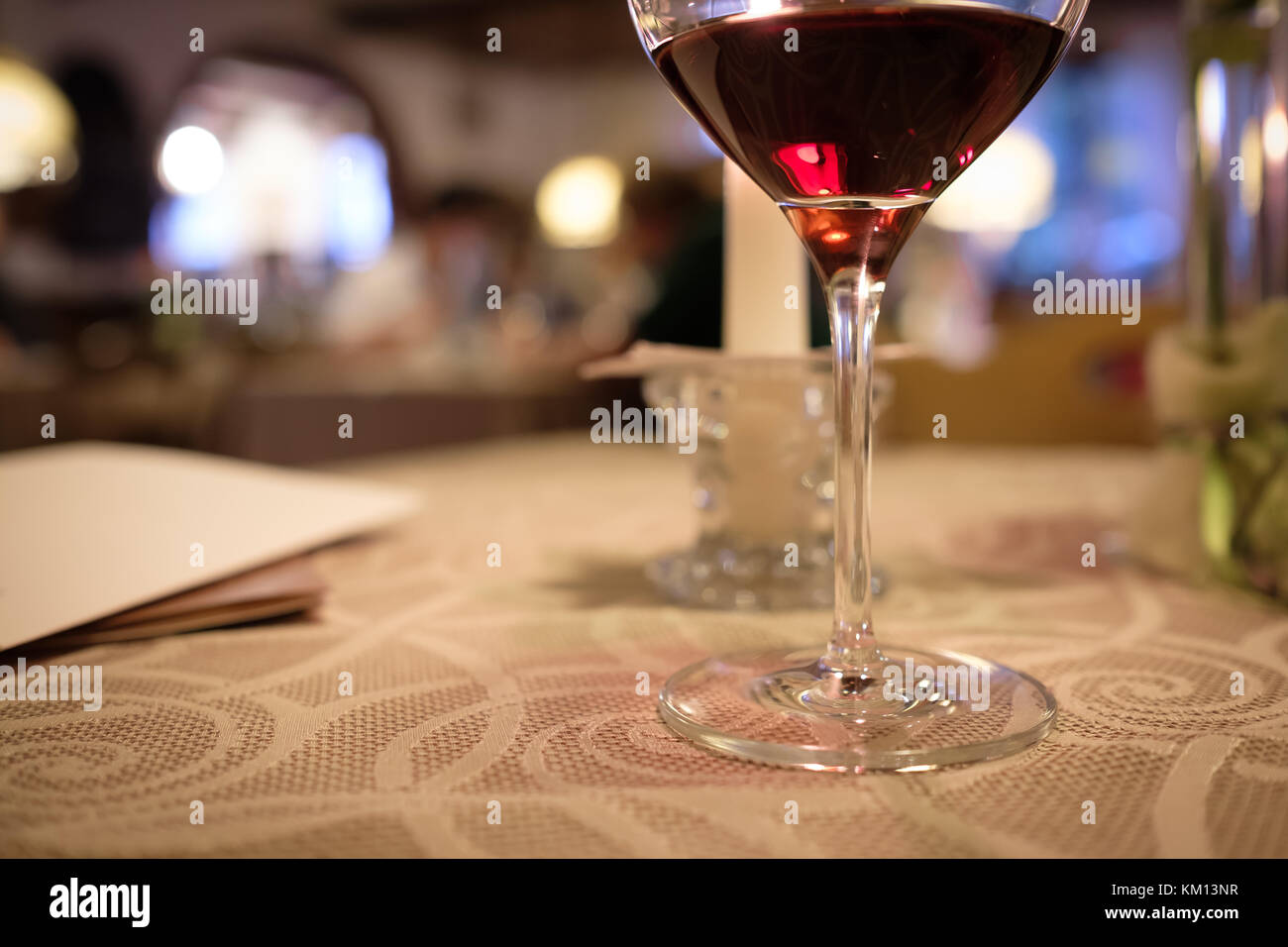 Verre de vin rouge dans un bar à vin avec flou floue Banque D'Images