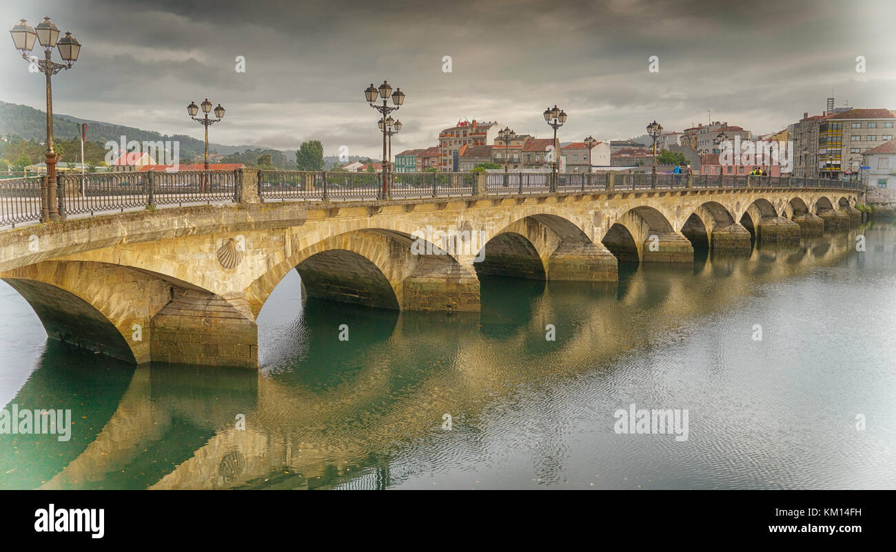 PONTEVEDRA, ESPAGNE - 9 SEPTEMBRE 2017 : Vieux pont de Pontevedra traversant le Rio Lerez le 9 septembre 2017 en Espagne Banque D'Images