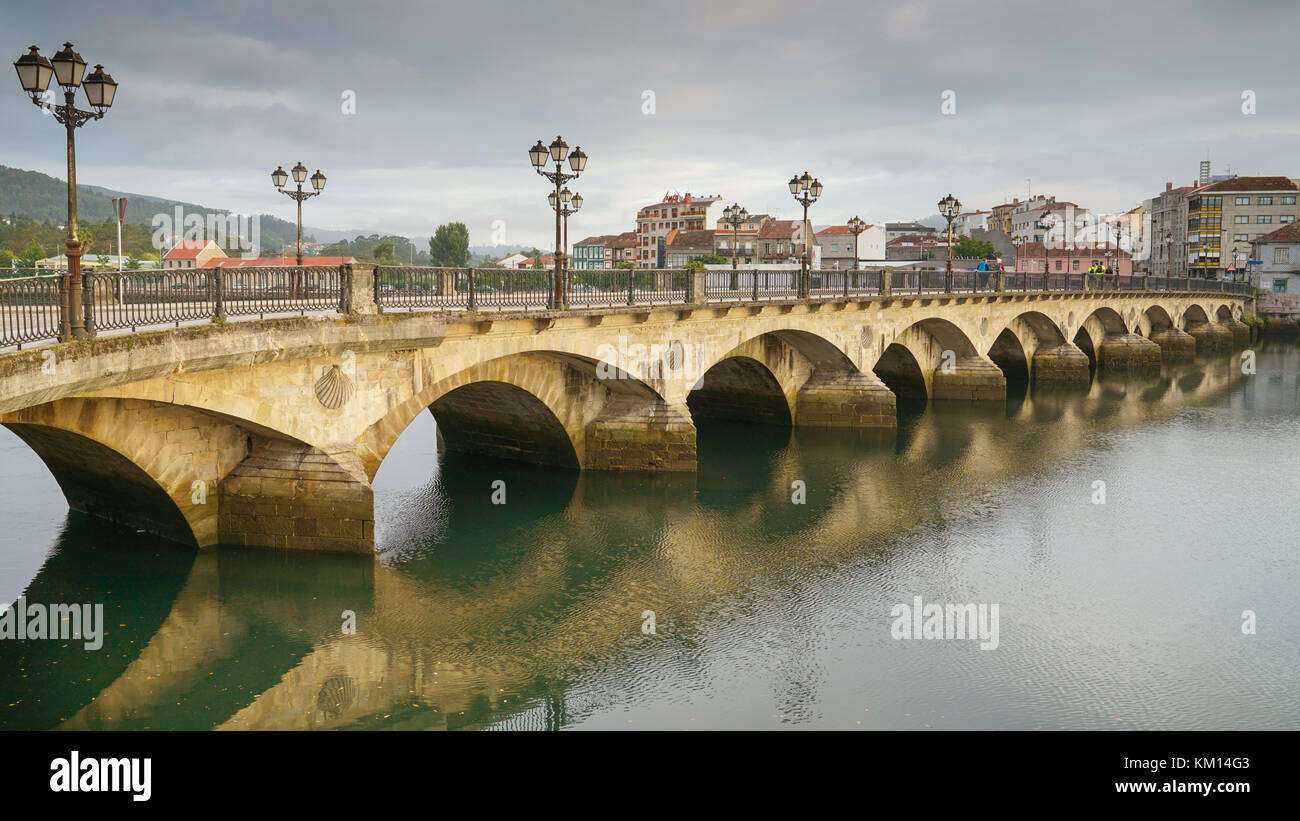 PONTEVEDRA, ESPAGNE - 9 SEPTEMBRE 2017 : Vieux pont de Pontevedra traversant le Rio Lerez le 9 septembre 2017 en Espagne Banque D'Images