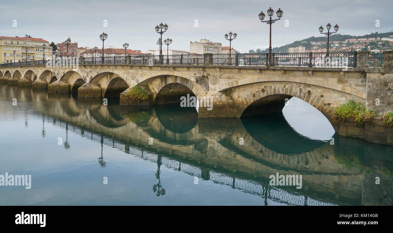 PONTEVEDRA, ESPAGNE - 9 SEPTEMBRE 2017 : Vieux pont de Pontevedra traversant le Rio Lerez le 9 septembre 2017 en Espagne Banque D'Images