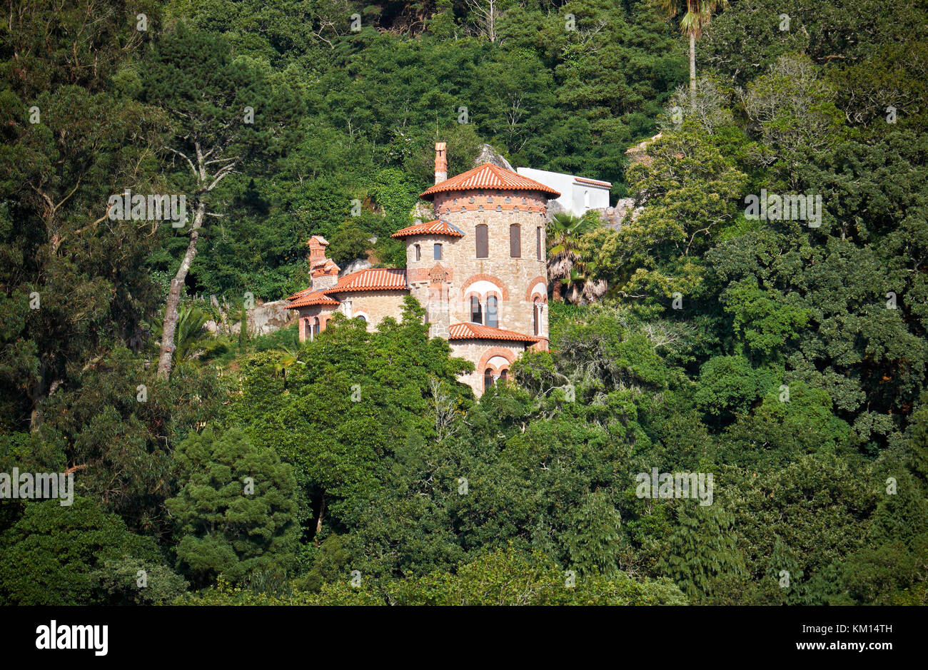 La vue romantique de la villa sassetti cachés dans la riche végétation de collines boisées. Sintra, Portugal. Banque D'Images