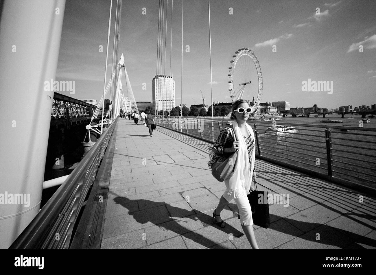AJAXNETPHOTO. L'année 2006. - Londres, Angleterre. - JUBILEE BRIDGE ET London Eye. PHOTO:JONATHAN EASTLAND/AJAX REF:HDD   360034 JUBILÉ BRI Banque D'Images