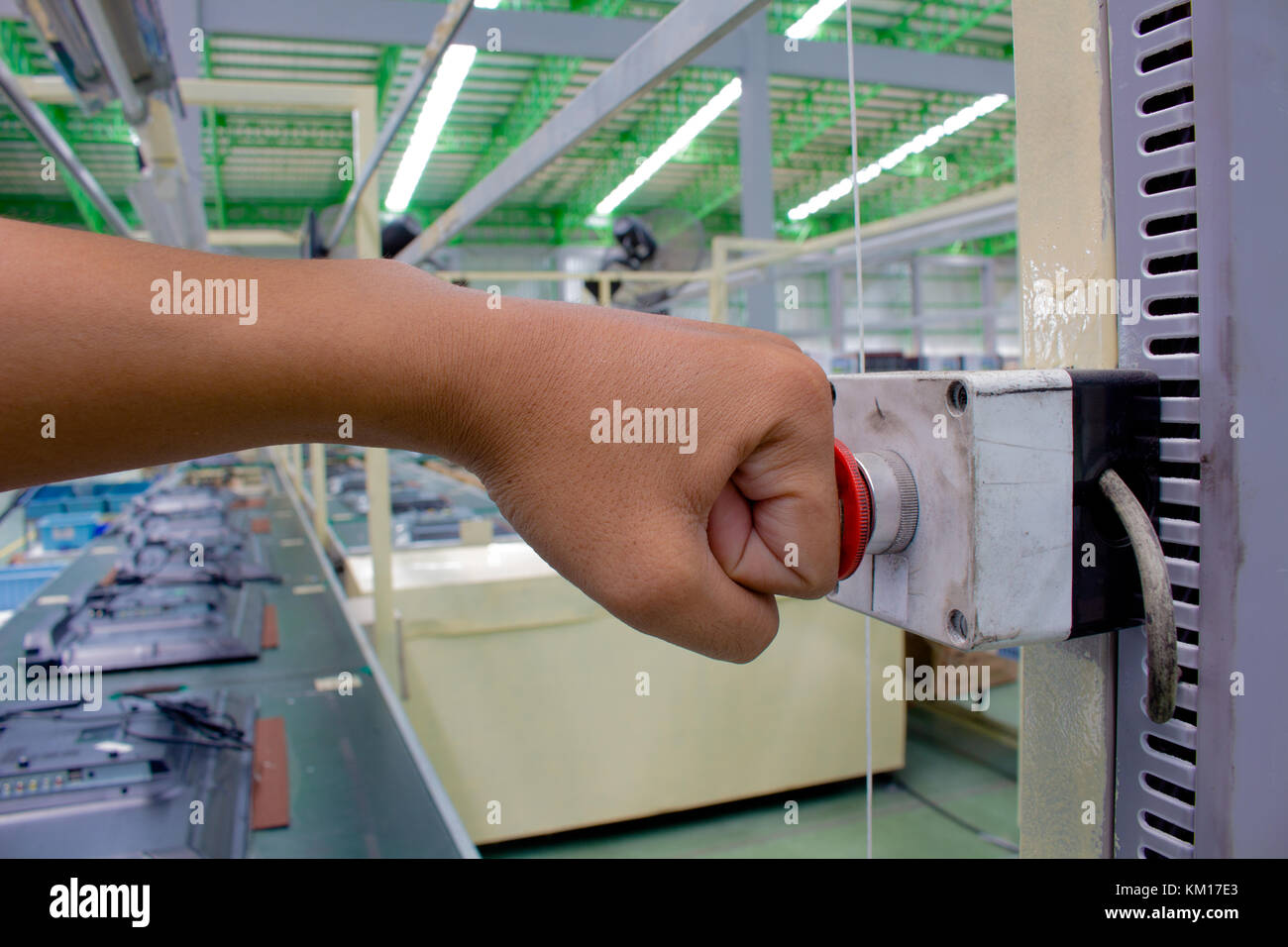 Poussez la main bouton d'urgence dans nos produits. Banque D'Images