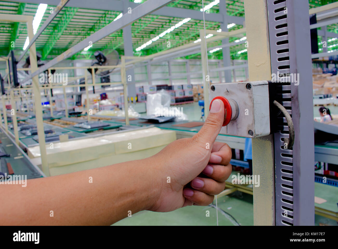 Poussez la main bouton d'urgence dans nos produits. Banque D'Images