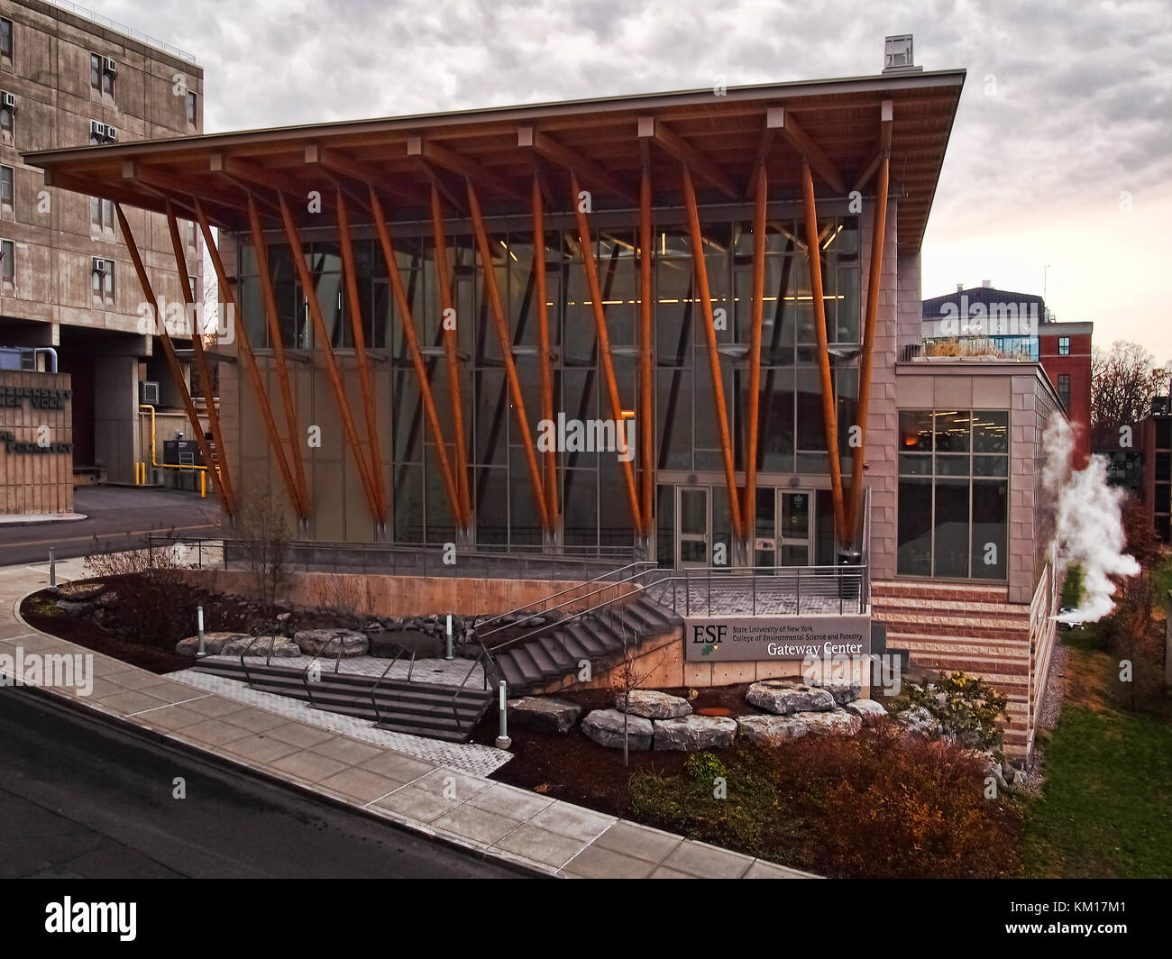 Syracuse, New York, USA. Le 2 décembre 2017. L'Université d'État de New York College of Environmental Science and Forestry Gateway Center sur l'Syracu Banque D'Images