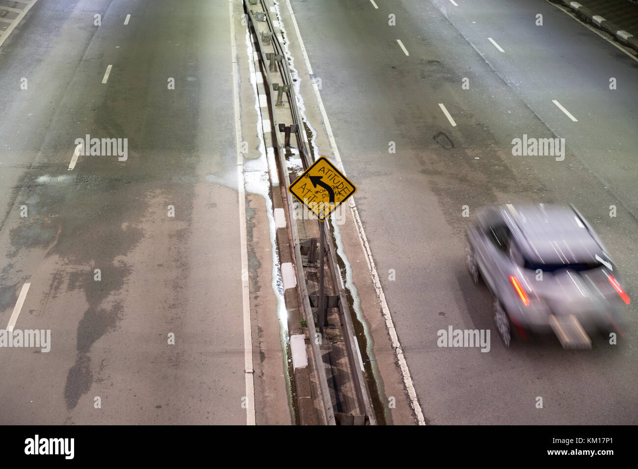 Une Voiture Passe Un Graffiti Qui Lit En Portugais Attitude Pulverise Sur Carte Jaune D Avertissement Clignotant Gauche Panneau De Circulation Sao Paulo Bresil Photo Stock Alamy