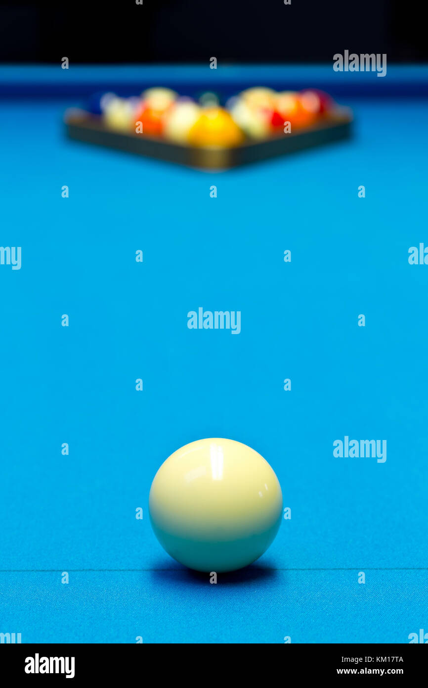 Jeu de billard billard 8 ball jeu de la 8 avec mise en place de boules sur  table de billard avec tissu bleu Photo Stock - Alamy