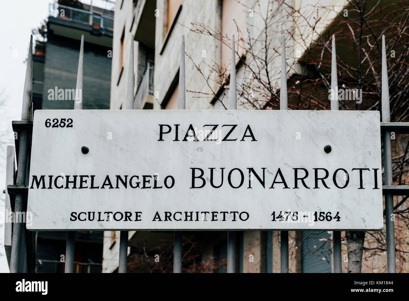 Un panneau de rue pour une place à Milan nommée Piazza Michelangelo Buonarroti, célèbre artiste de la Renaissance Banque D'Images