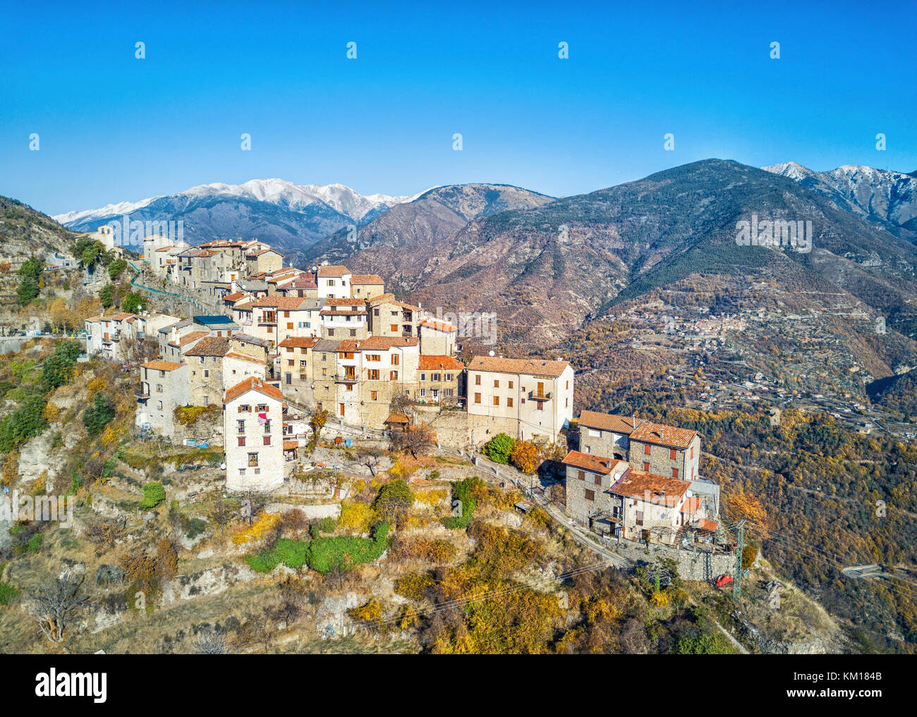 Vue aérienne sur Bairols village médiéval de montagne, Alpes-Maritimes, France Banque D'Images
