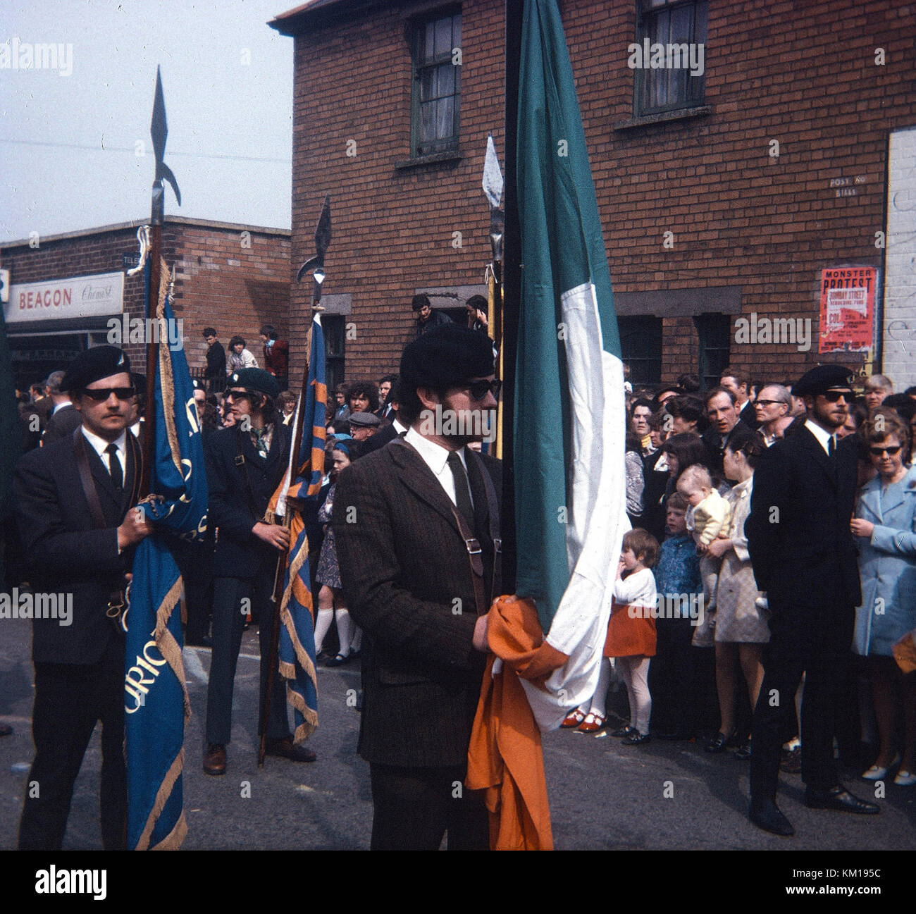 Parti républicain et couleur ira easter parade sur beechmount avenue west Belfast 1970. Cette parade de Pâques a marqué la rupture entre l'IRA provisoire et officielle. L'IRA officielle utilisée stick sur pâques lillies (, est devenu connu sous le nom de stickies) et l'IRA provisoire portait la broche sur les badges. C'est l'axe sur le défilé Banque D'Images