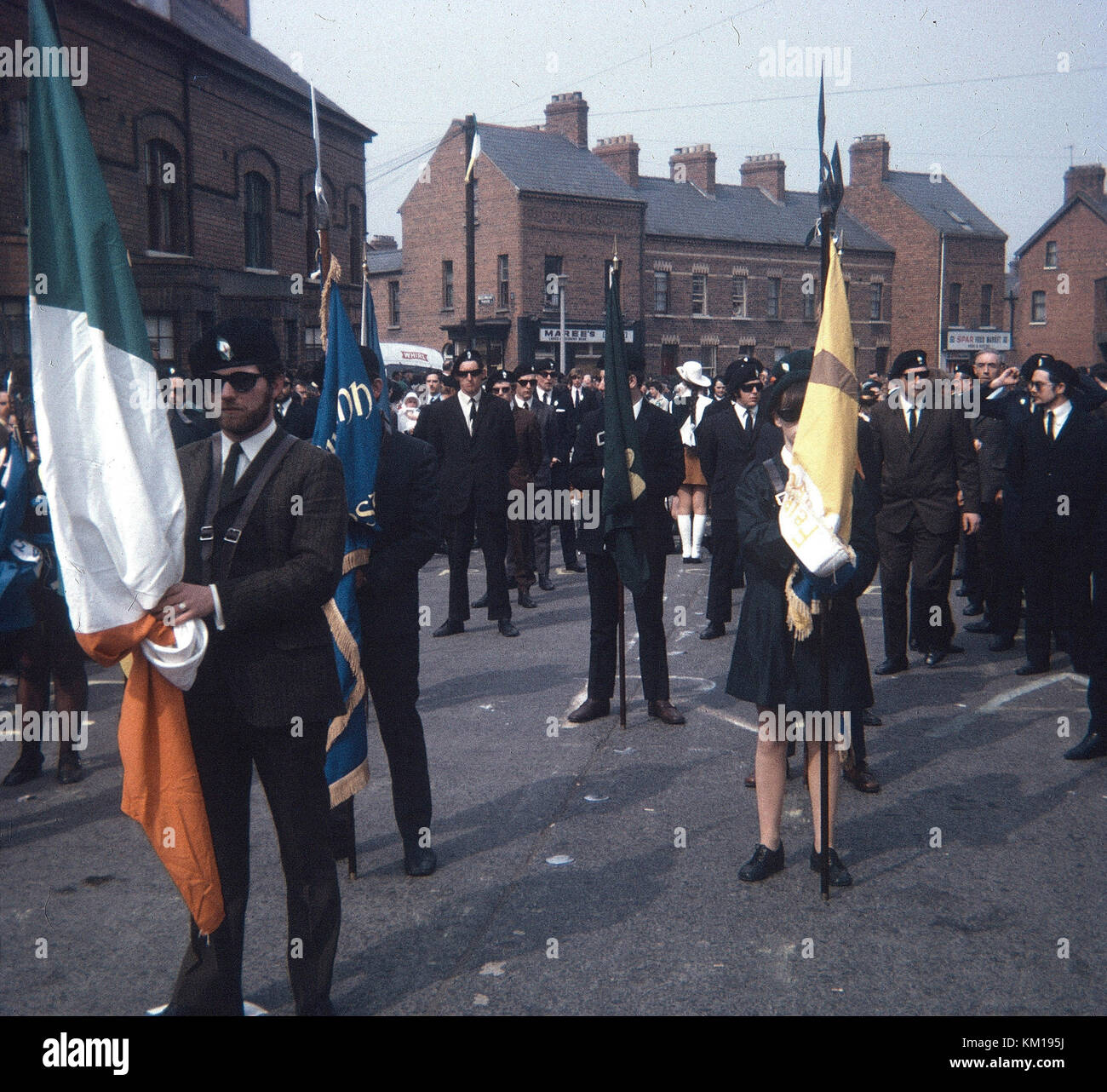 Parti républicain et couleur ira easter parade sur beechmount avenue west Belfast 1970. Cette parade de Pâques a marqué la rupture entre l'IRA provisoire et officielle. L'IRA officielle utilisée stick sur pâques lillies (, est devenu connu sous le nom de stickies) et l'IRA provisoire portait la broche sur les badges. C'est l'axe sur le défilé Banque D'Images