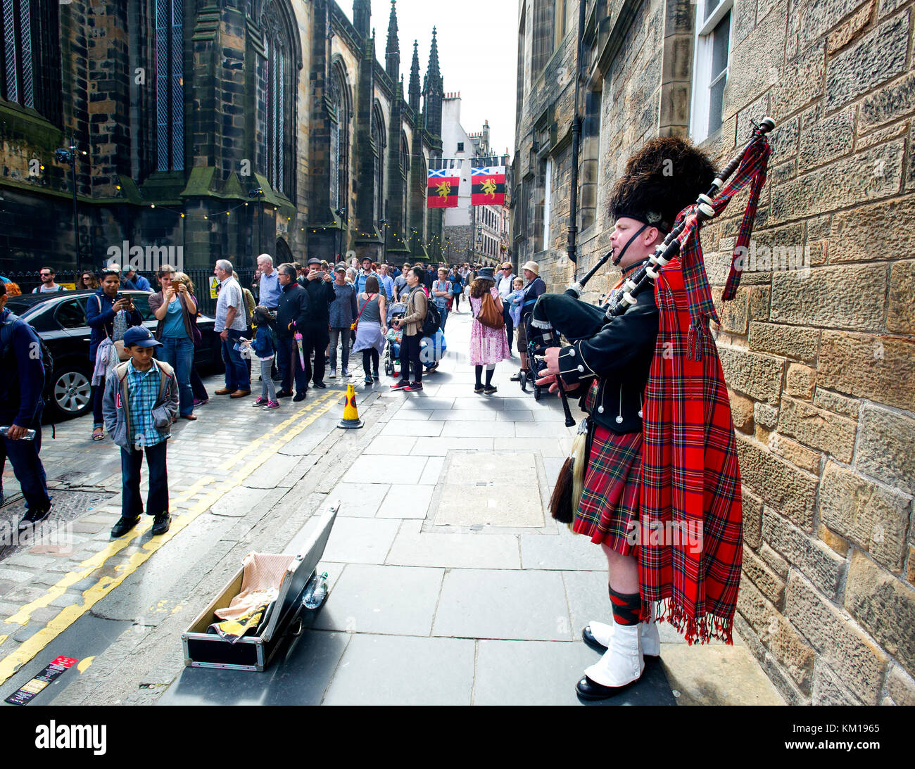 Un Piper écossais de la rue dans le Royal Mile, Édimbourg, Écosse. Banque D'Images