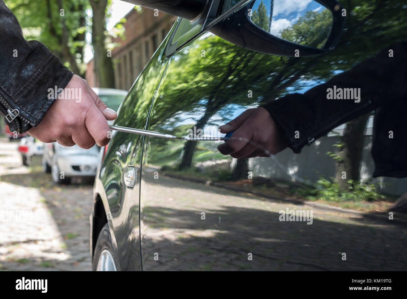Une personne les rayures la peinture sur une voiture Banque D'Images