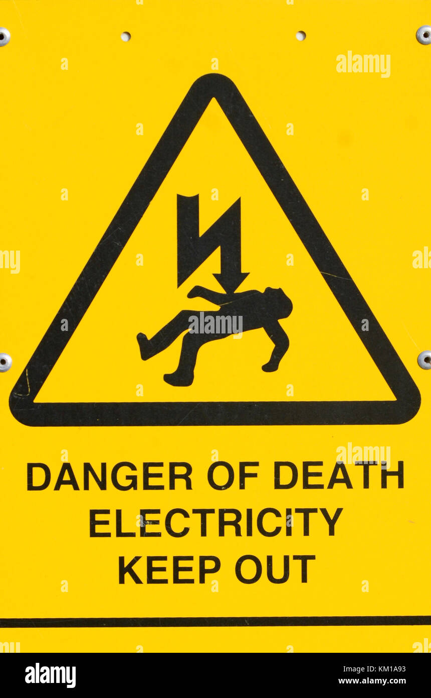 Danger de mort Tenir hors électricité signe sur l'électricité sous-station, West Midlands, Royaume-Uni. Banque D'Images