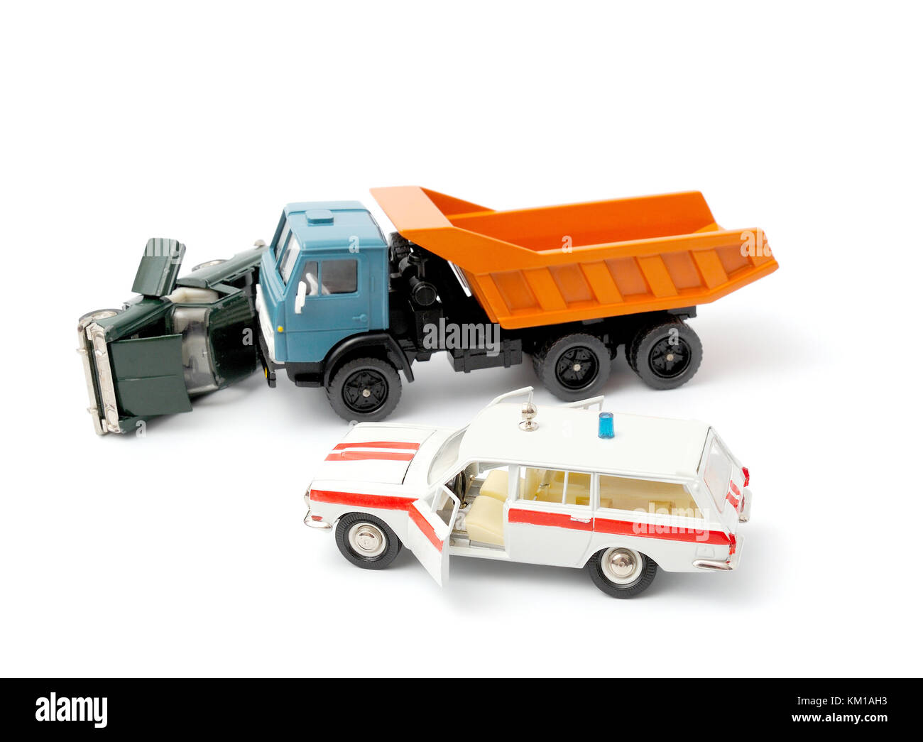 Voitures en accident sur un fond blanc et ambulance Banque D'Images