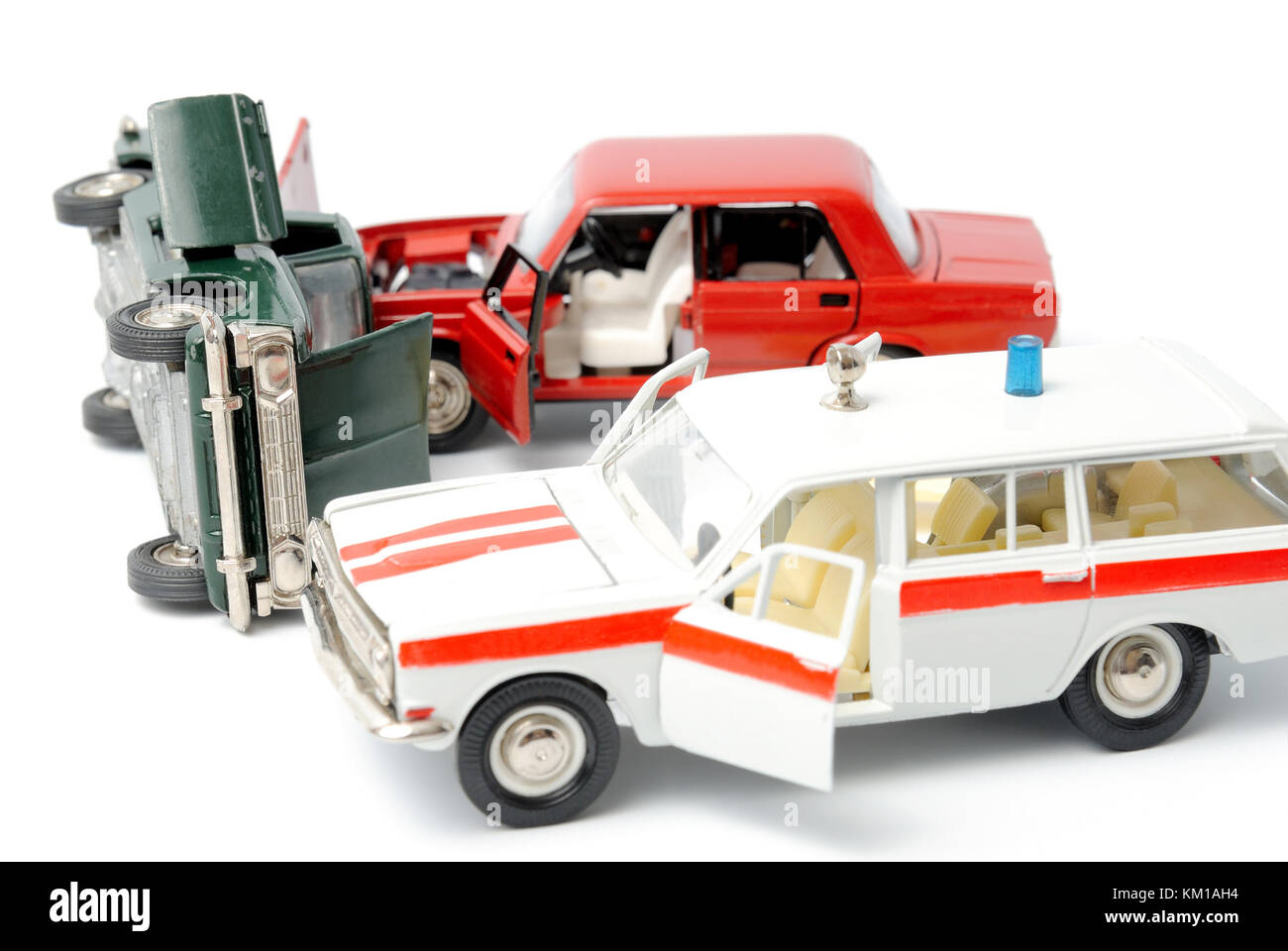 Voitures en accident sur un fond blanc et ambulance Banque D'Images