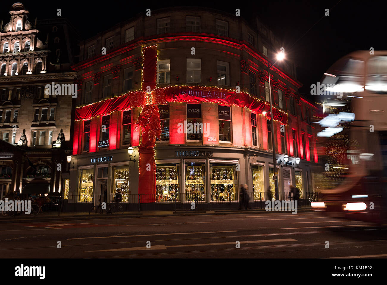Le rutland hotel de luxe à Édimbourg décorée comme un présent de Noël. Banque D'Images