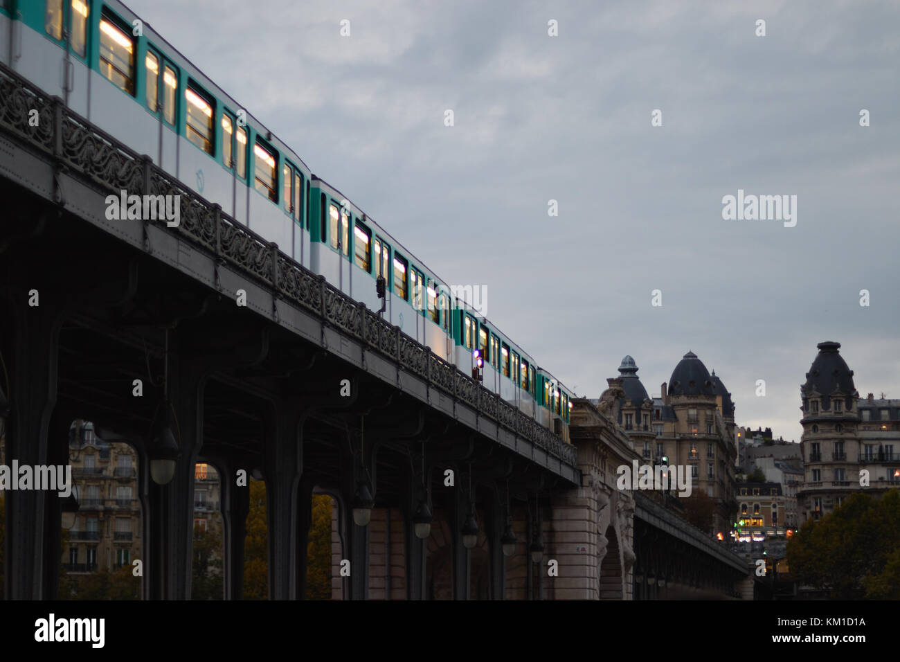 Métro de paris de bir-hakeim pont sur la seine. Banque D'Images