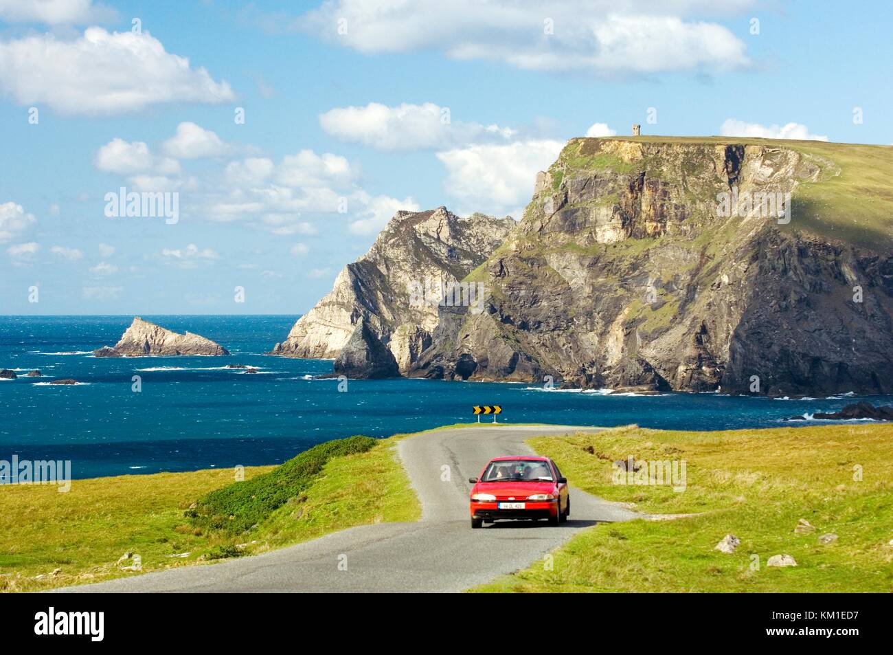 Glen Head s'élève au-dessus de la route au sud de Greeneville à Malin Beg, le sud-ouest de comté de Donegal, Irlande. Banque D'Images