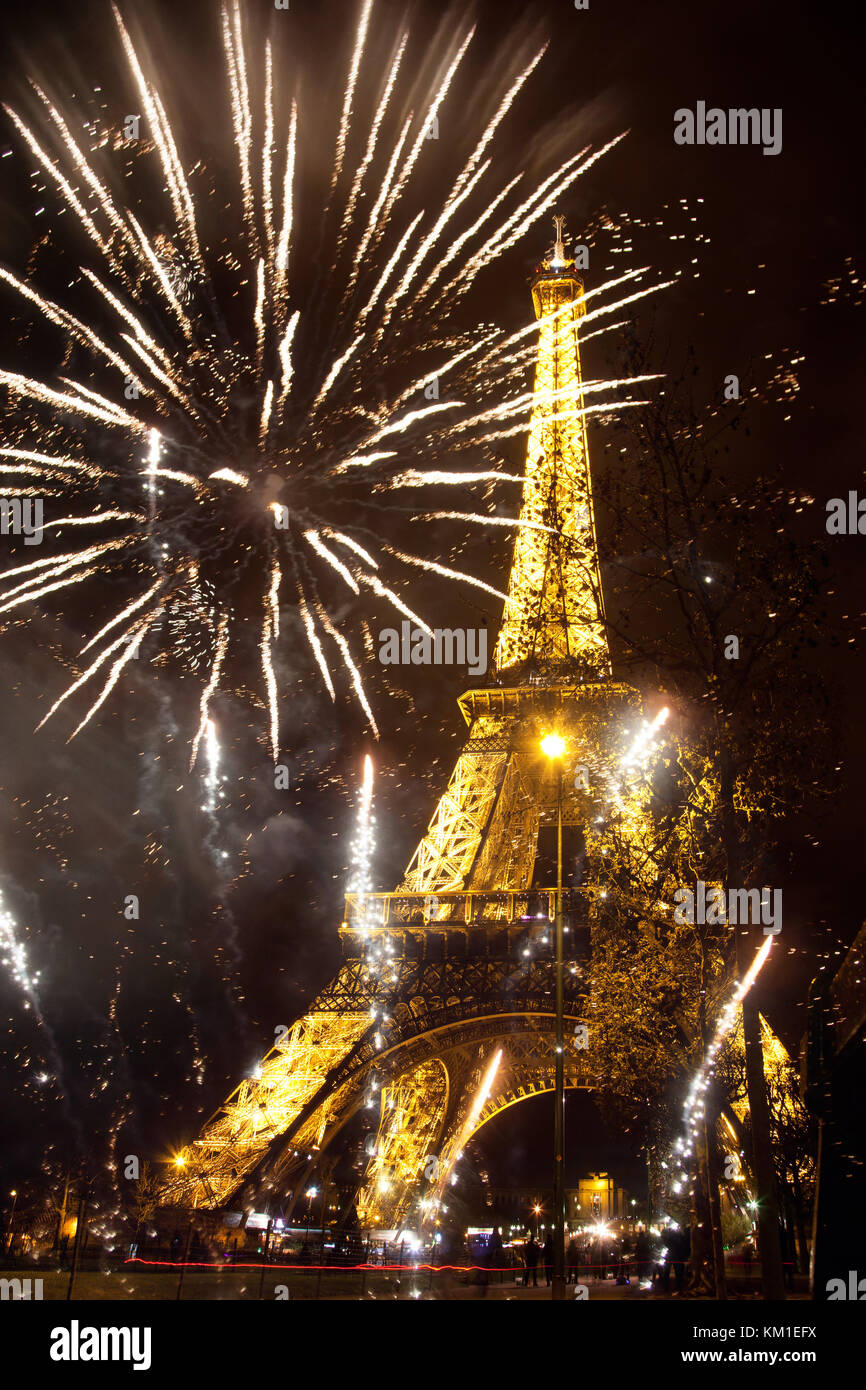 Célébration de nouvel an dans la ville - tour eiffel (Paris, France) avec Fireworks Banque D'Images