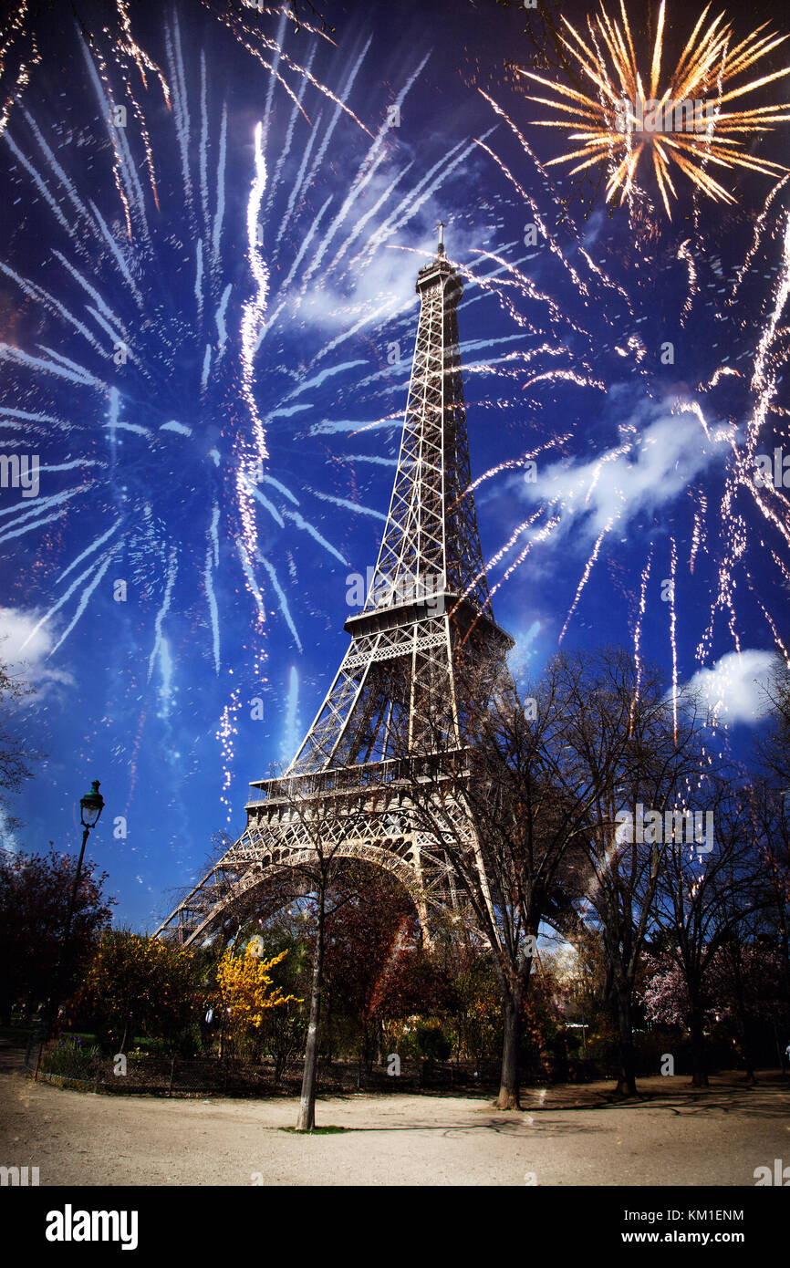 Célébration de nouvel an dans la ville - tour eiffel (Paris, France) avec Fireworks Banque D'Images