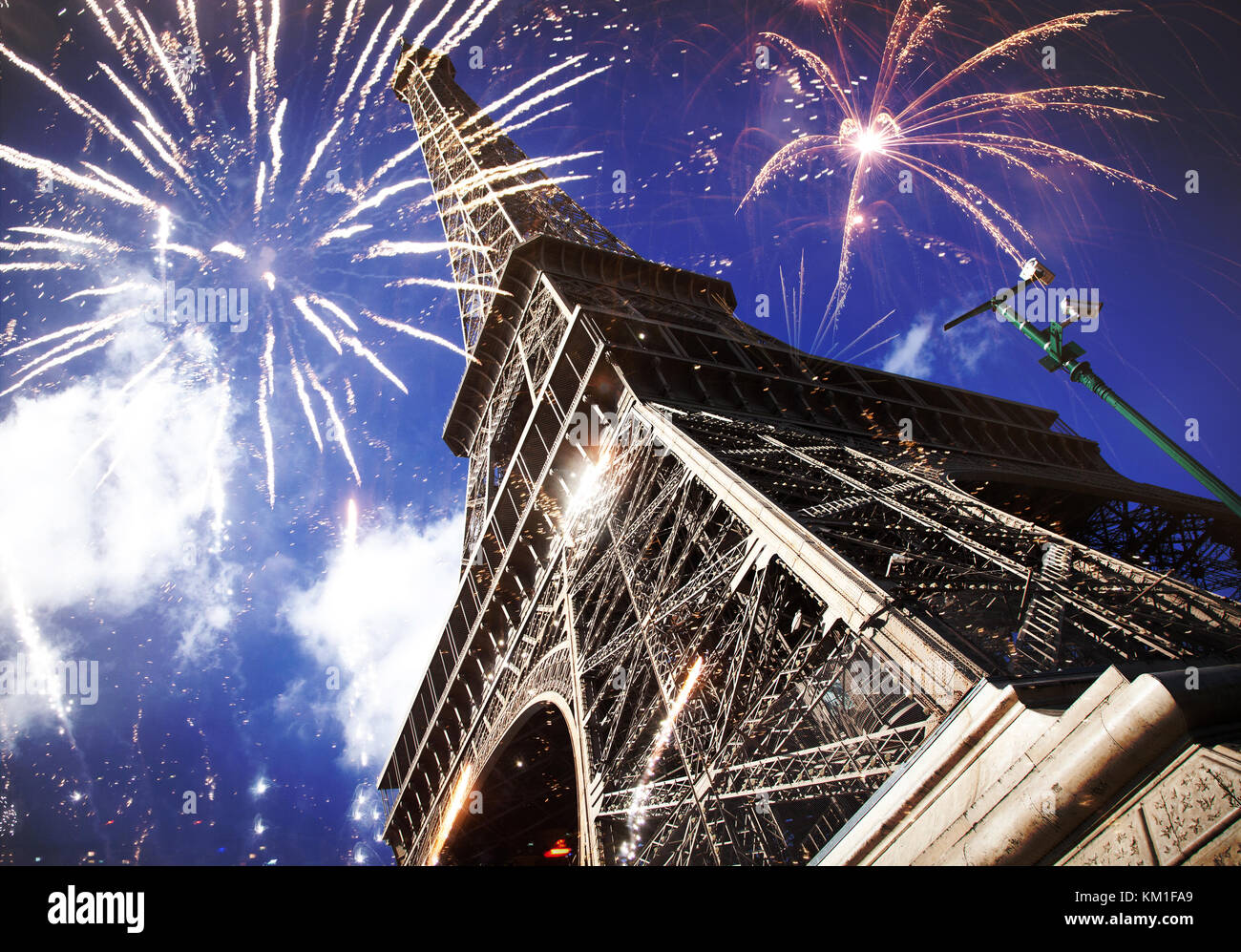 Célébration de nouvel an dans la ville - tour eiffel (Paris, France) avec Fireworks Banque D'Images