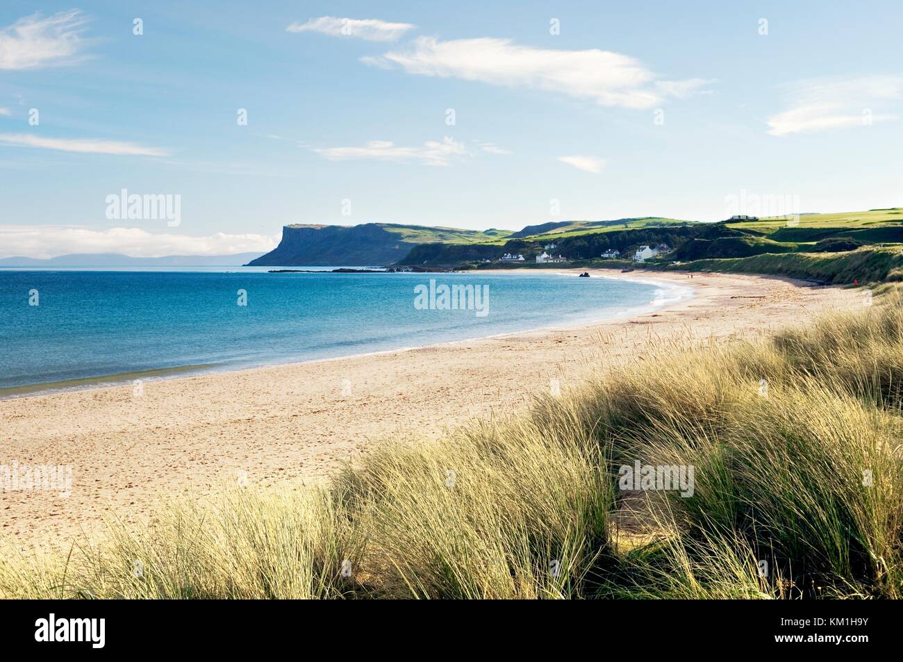 Ballycastle beach, dans le comté d'Antrim, en Irlande du Nord sur la côte d'Antrim road. En regardant vers la pointe de fair head. Banque D'Images