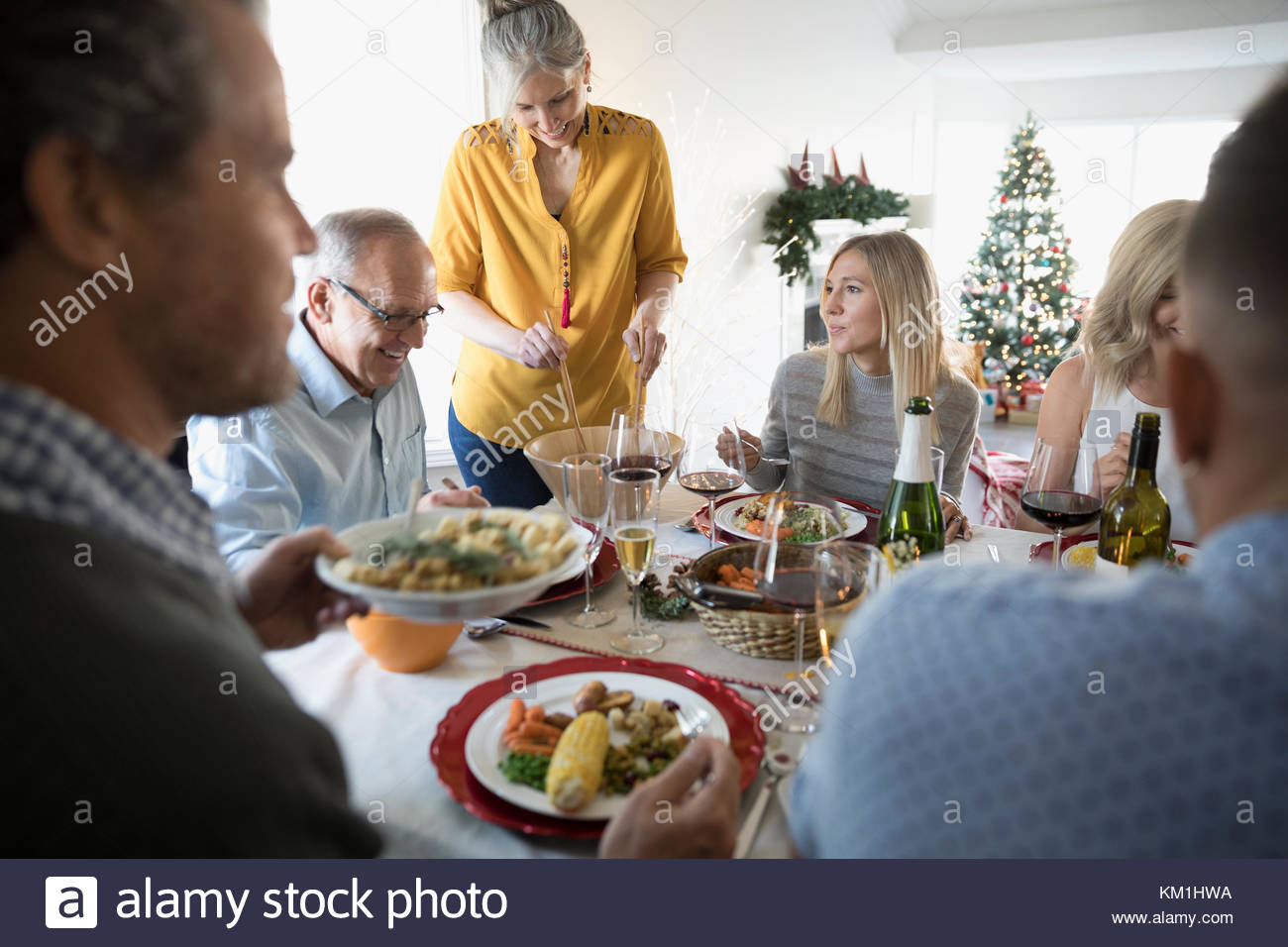 Dîner de Noël en famille à table Banque D'Images