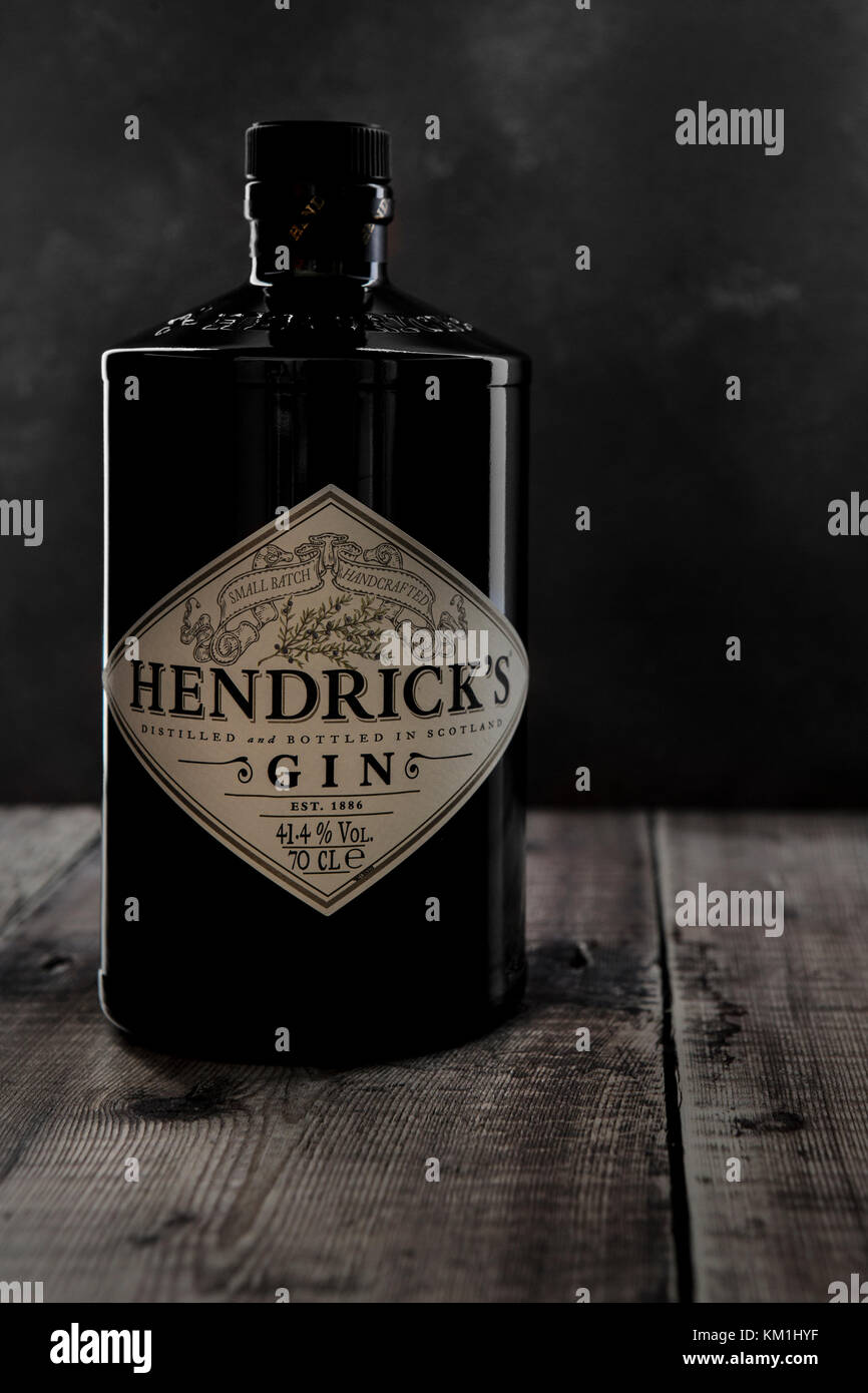 SWINDON, UK - 3 décembre, 2017 : 70 cl Bouteille de Hendricks gin distillé 41,4  % d'alcool sur un fond rustique Banque D'Images