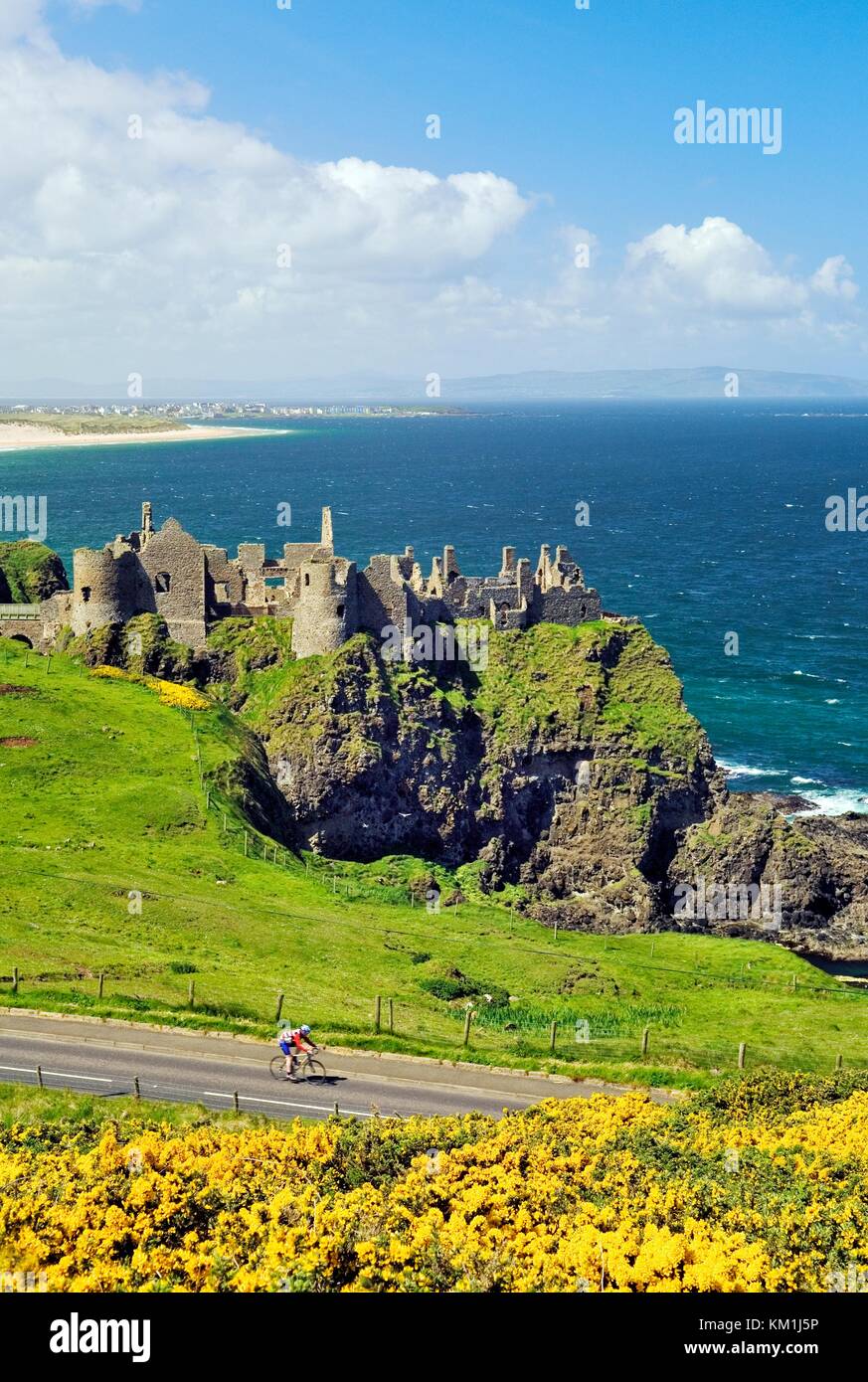 Le Château de Dunluce, ruine médiévale entre Portrush et sur la côte nord d'Antrim Bushmills Road, comté d'Antrim, en Irlande du Nord Banque D'Images