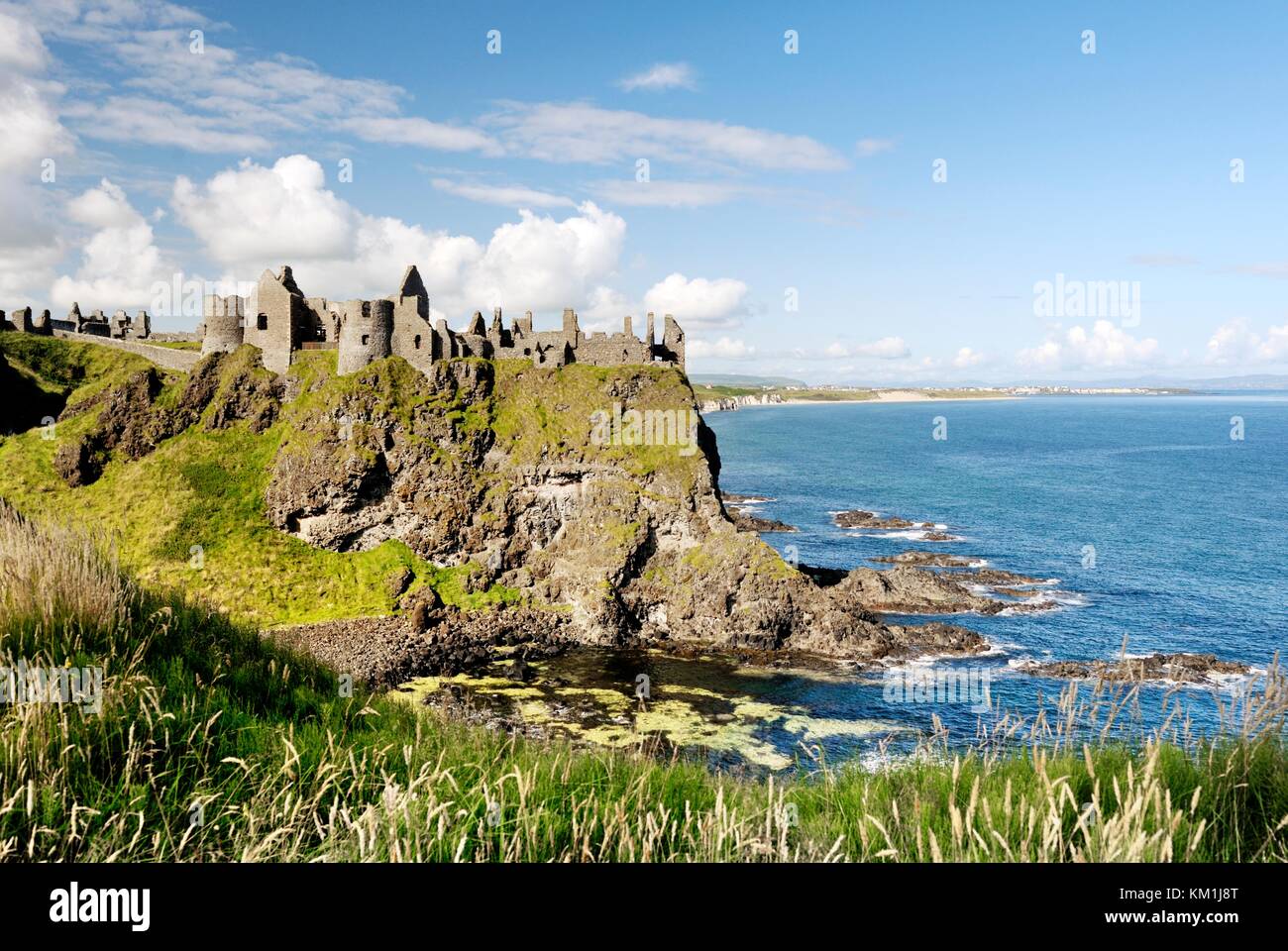 Le château de dunluce, ruine médiévale entre portrush et sur la côte nord d'Antrim bushmills road, comté d'Antrim, en Irlande du Nord. Banque D'Images