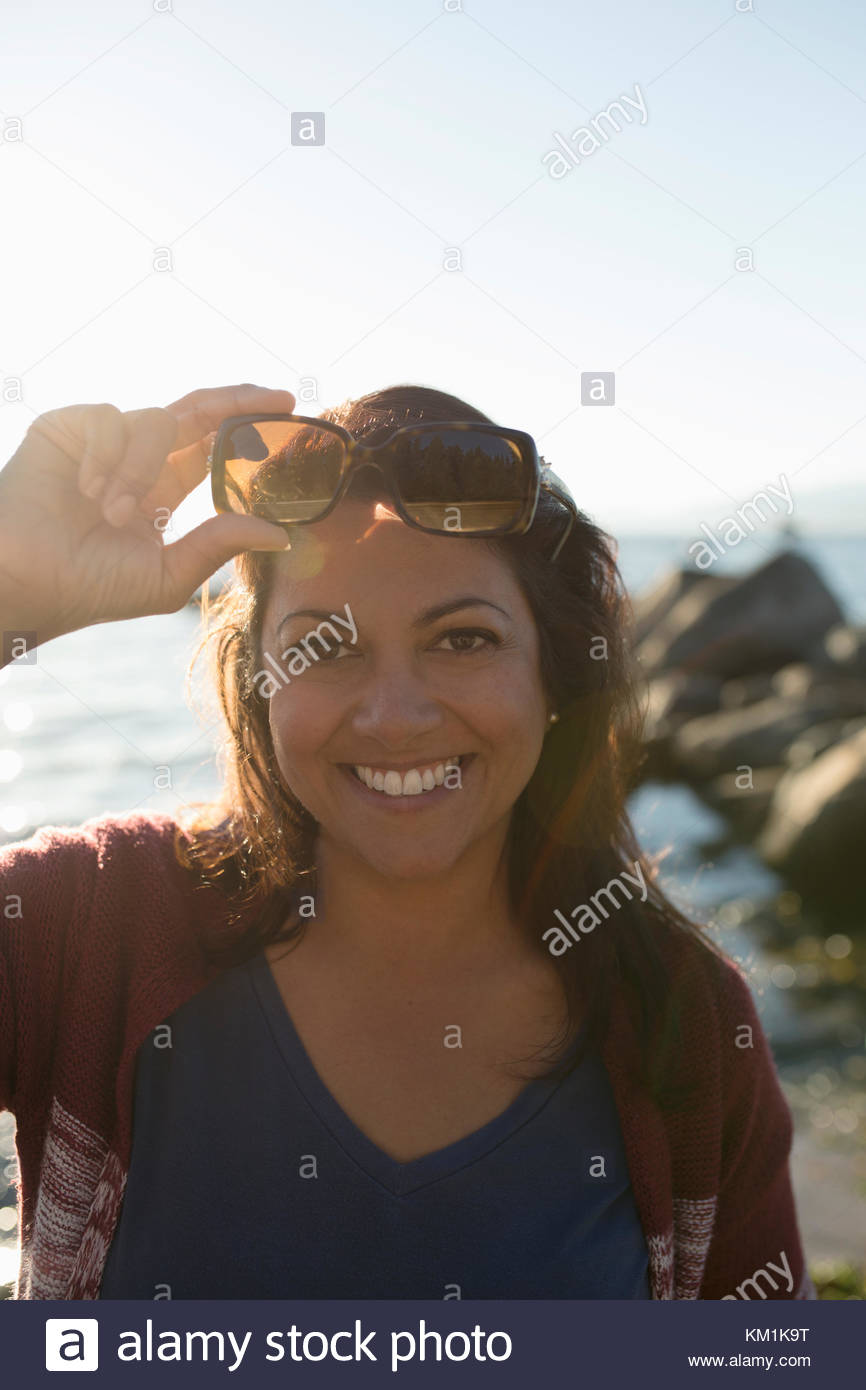 Portrait brunette mature woman sunglasses Banque de photographies et  d'images à haute résolution - Alamy