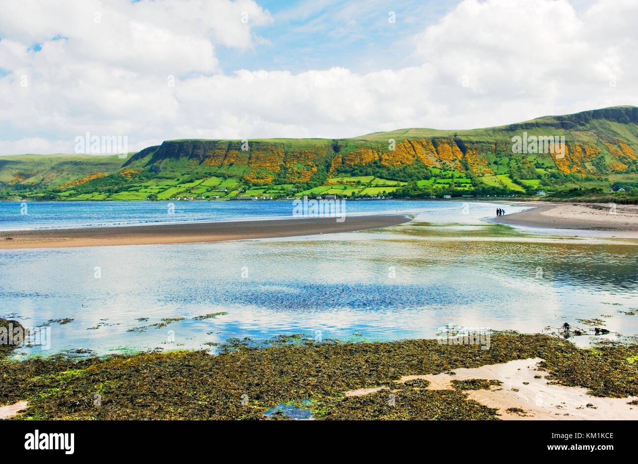 Glenariff se jette dans la baie rouge à waterfoot en bas de glenariff dans Les Glens d'Antrim en Irlande du Nord sur la côte. Banque D'Images