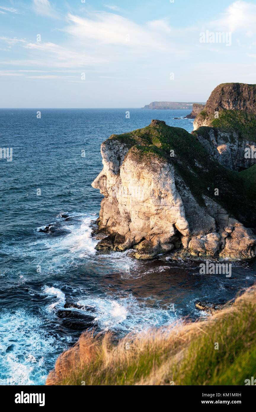 La falaise de calcaire de Giants Head se trouve aux White Rocks près de Portrush, en Irlande du Nord. En regardant à l'est vers les promontoires de la chaussée des géants Banque D'Images