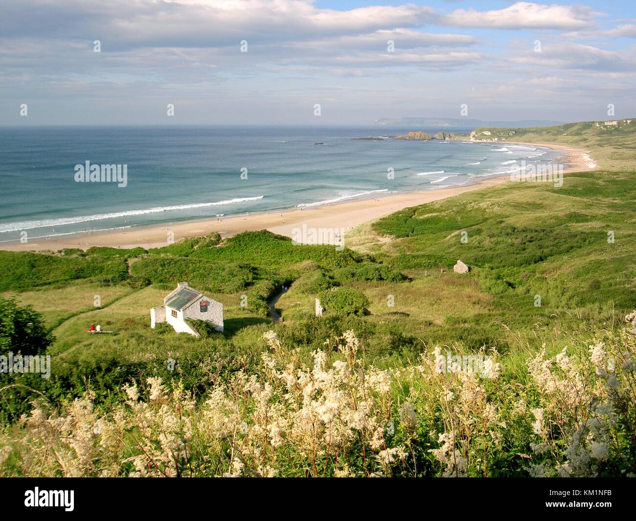 White park Bay sur la côte de la Chaussée des géants du comté d'Antrim, en Irlande du Nord. Rathlin Island à distance. l'été. Banque D'Images