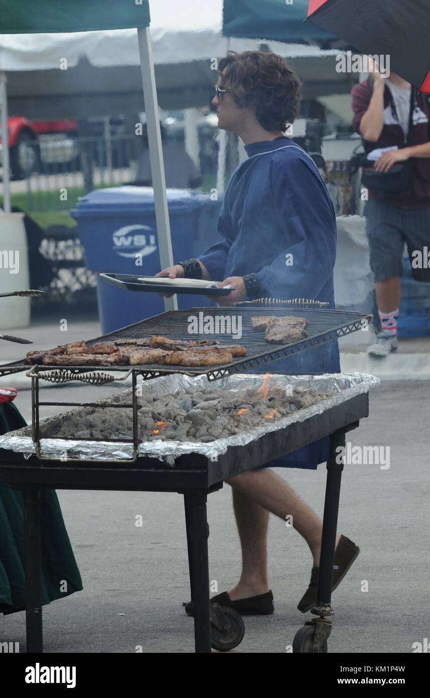 Hollywood, fl - Mai 13 : Premières images de julianne hough et Diego boneta en costume pour la première fois sur l'ensemble de "Rock of Ages" avec Tom Cruise. le 13 mai 2011 à Miami Beach, Floride. Personnes : Diego boneta Banque D'Images