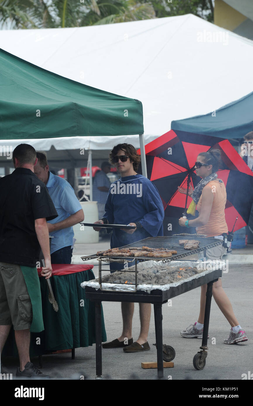 HOLLYWOOD, FL - 13 MAI : premières photos de Julianne Hough et Diego Boneta en costume pour la première fois sur le plateau de 'Rock of Ages' avec Tom Cruise. Le 13 mai 2011 à Miami Beach, Floride. Les gens : Diego Boneta Banque D'Images