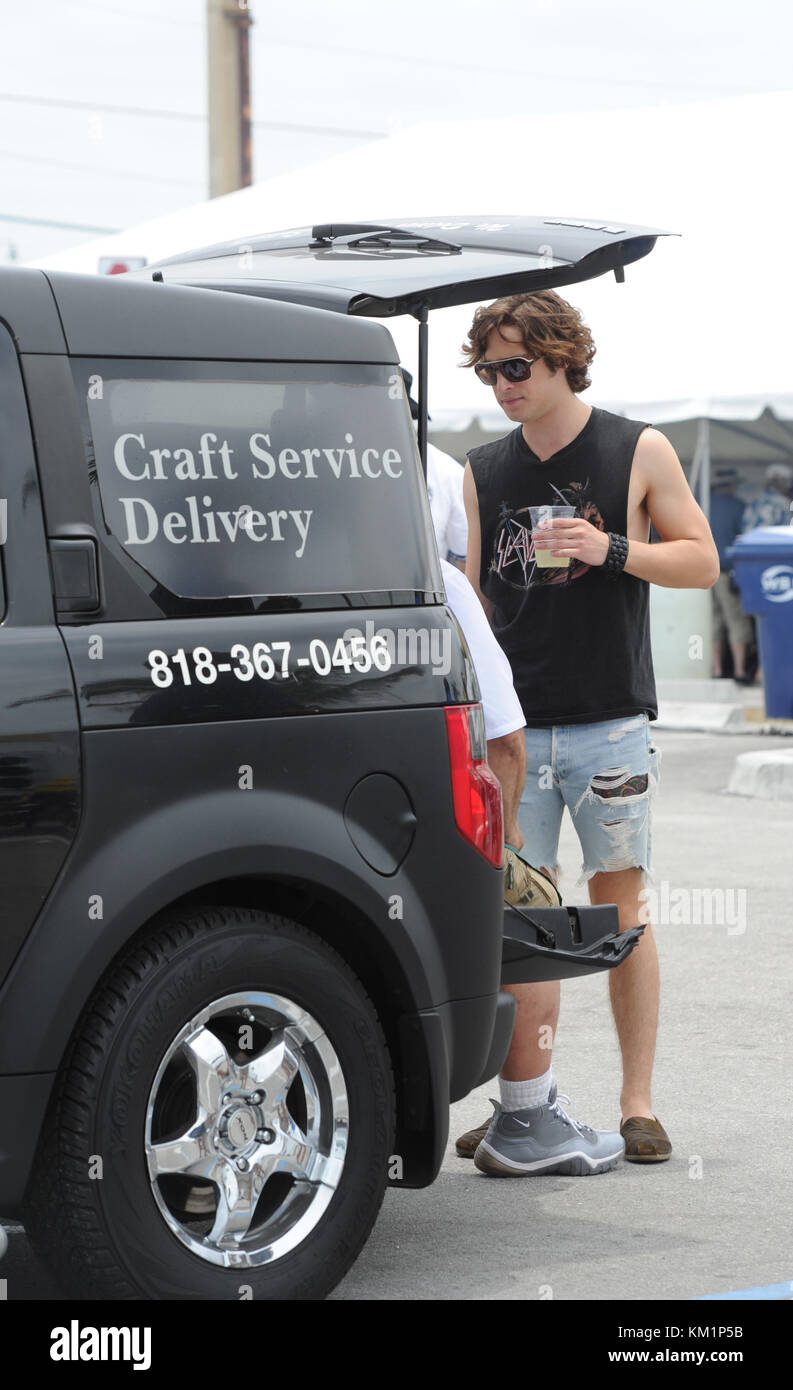 HOLLYWOOD, FL - 13 MAI : premières photos de Julianne Hough et Diego Boneta en costume pour la première fois sur le plateau de 'Rock of Ages' avec Tom Cruise. Le 13 mai 2011 à Miami Beach, Floride. Les gens : Diego Boneta Banque D'Images