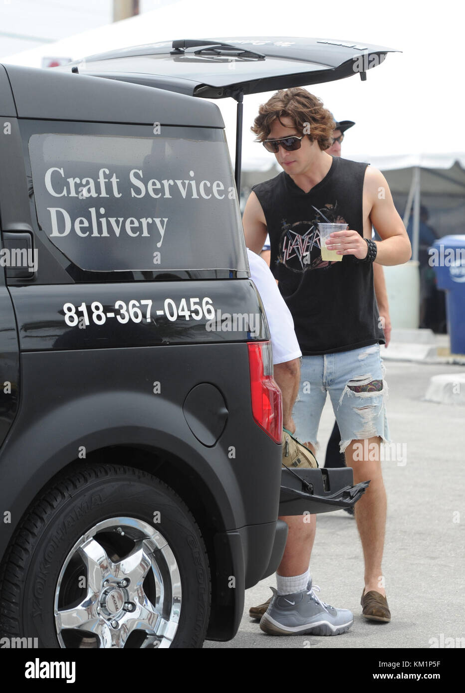 HOLLYWOOD, FL - 13 MAI : premières photos de Julianne Hough et Diego Boneta en costume pour la première fois sur le plateau de 'Rock of Ages' avec Tom Cruise. Le 13 mai 2011 à Miami Beach, Floride. Les gens : Diego Boneta Banque D'Images