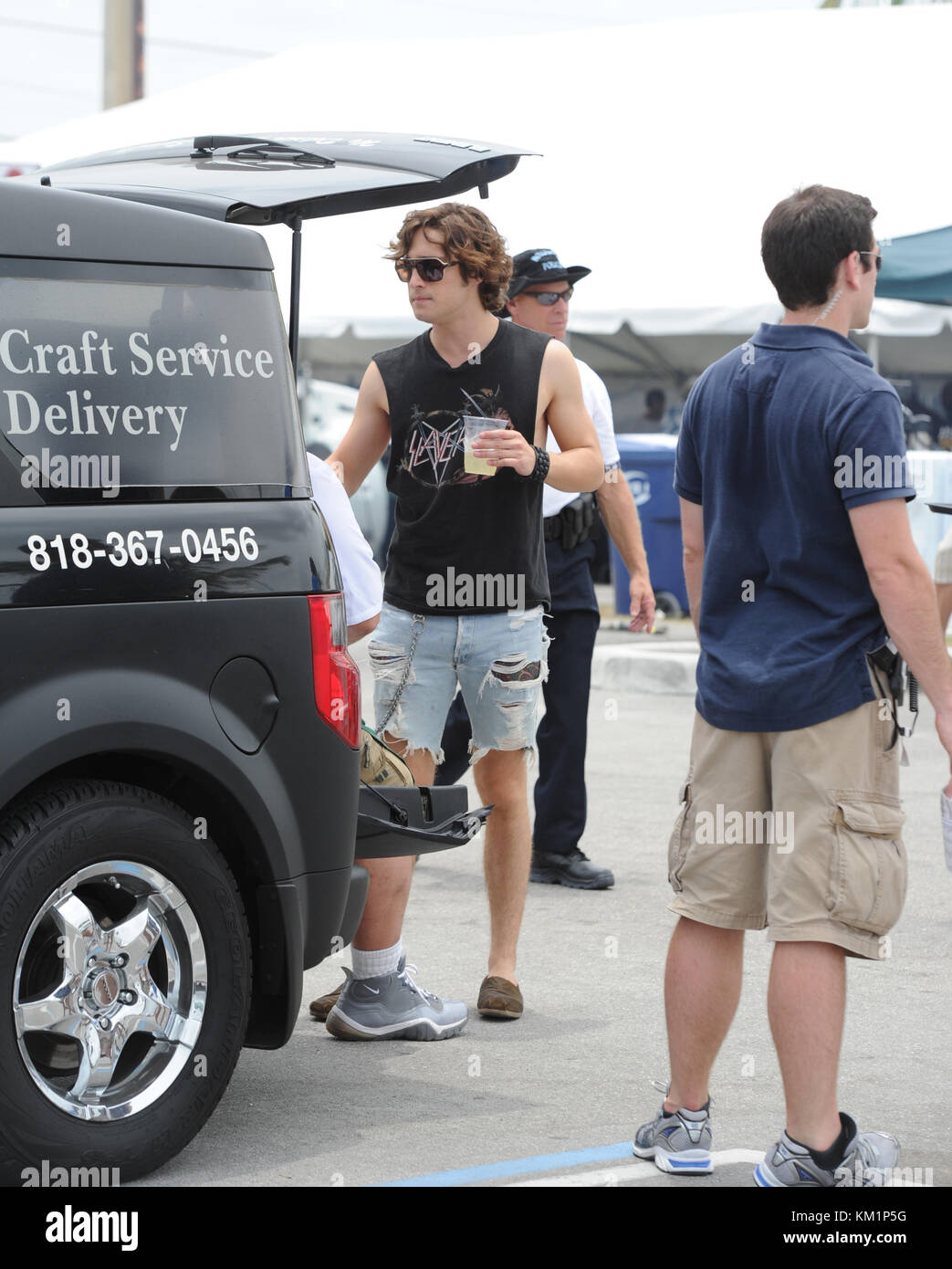 HOLLYWOOD, FL - 13 MAI : premières photos de Julianne Hough et Diego Boneta en costume pour la première fois sur le plateau de 'Rock of Ages' avec Tom Cruise. Le 13 mai 2011 à Miami Beach, Floride. Les gens : Diego Boneta Banque D'Images