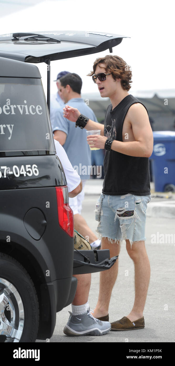 HOLLYWOOD, FL - 13 MAI : premières photos de Julianne Hough et Diego Boneta en costume pour la première fois sur le plateau de 'Rock of Ages' avec Tom Cruise. Le 13 mai 2011 à Miami Beach, Floride. Les gens : Diego Boneta Banque D'Images