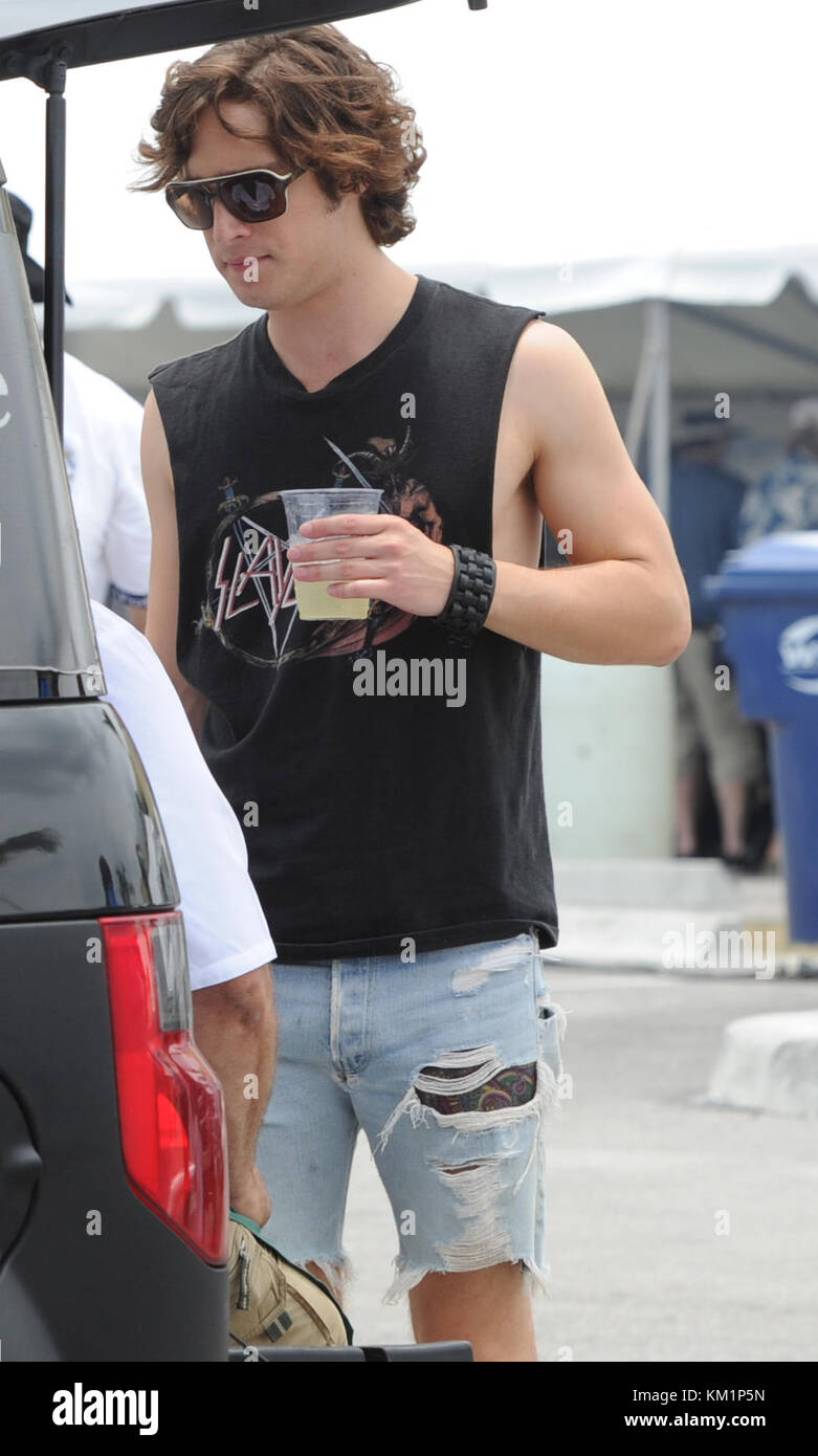 HOLLYWOOD, FL - 13 MAI : premières photos de Julianne Hough et Diego Boneta en costume pour la première fois sur le plateau de 'Rock of Ages' avec Tom Cruise. Le 13 mai 2011 à Miami Beach, Floride. Les gens : Diego Boneta Banque D'Images